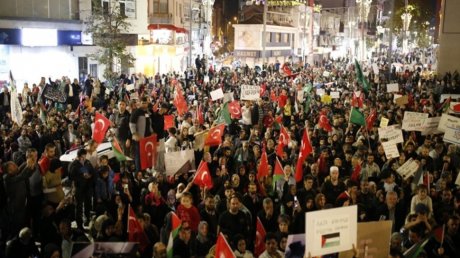 تركيا: عشرات الآلاف ينظمون مسيرة في إسطنبول تضامنا مع غزة