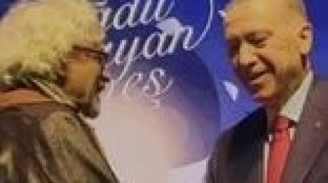 سلمها له رئيس تركيا : الفنان ناصر خمير يتحصل على جائزة نجيب فاضل للفنون والثقافة لسنة 2023