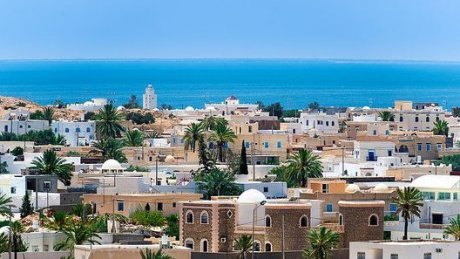 طقس اليوم الإثنين : مغيم جزئيا مع إنخفاض في درجات الحرارة في غزة و سحب أحيانا كثيفة مع بعض الأمطار المتفرقة الضعيفة في تونس