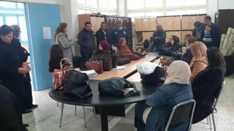 وقفة إحتجاجية لأساتذة معهد باردو بتأطير من النقابة الأساسية للتعليم الثانوي