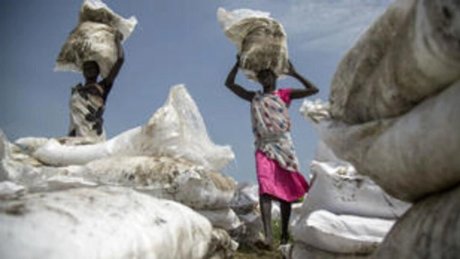 السودان: السلطات تمنع مرور المساعدات عبر الحدود لدارفور المنكوبة