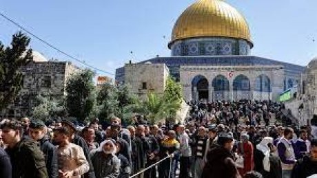 رغم قيود الاحتلال.. الفلسطينيون يشدون الرحال للأقصى بأول جمعة من رمضان