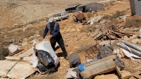 مستوطنون يجبرون 5 عائلات من بدو فلسطين على الرحيل