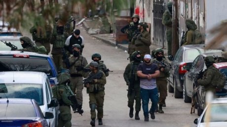مداهمات واعتقالات بالضفة الغربية تطال الفلسطينيين