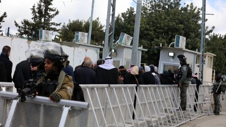 الاحتلال يعيق وصول المصلين إلى المسجد الأقصى