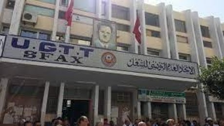 الإتحاد الجهوي للشغل بصفاقس يثمن التضامن النقابي بين أسلاك قطاع التربية بالجهة و يدعو إلى مزيد النضال دفاعا عن الحق النقابي