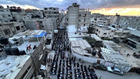 رغم الحرب المدمرة : إفطار جماعي للفلسطينيين في شوارع رفح