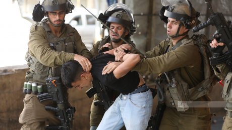 الاحتلال يعتقل 25 مواطنا من الضفة الغربية بينهم طفل وأسرى سابقون