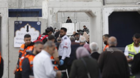 الاحتلال يعيق وصول المواطنين الفلسطينيين إلى المسجد الأقصى وينكل بعدد من الشبان