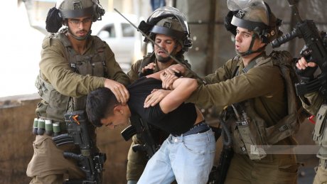 الاحتلال يعتقل 22 مواطنا من الضفة بينهم نساء وأسرى سابقون