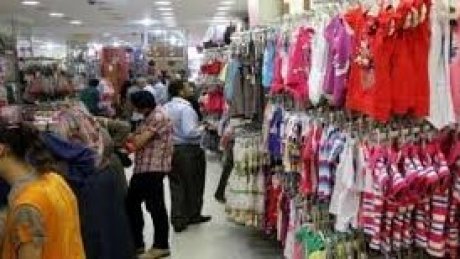 جولة العائلات لاقتناء ملابس العيد الليلة : هل تحد "التخفيضات التلقائية" من حدة التضخم ؟