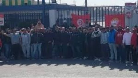 اضراب بيومين في مجمع مقاولي الشحن بصفاقس للمطالبة بإرجاع النقابي قيس القشوري