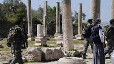 مئات المستعمرين يقتحمون الموقع الأثري في سبسطية شمال غرب نابلس