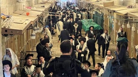 مستوطنون يؤدون طقوسا بأسواق القدس وقيود على أداء صلاة الجمعة بالأٌقصى