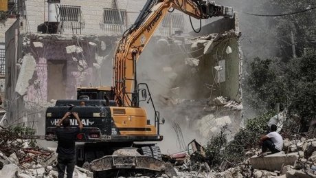 الاحتلال يهدم عمارة سكنية وحظائر أغنام شمال شرق القدس