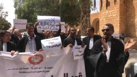 "قفصة : المحامون يرفعون شعارات تندد "بتجاوز القانون