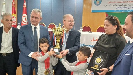 الجامعة العامة للنفط تكرم ارملة الشهيد سليم بن جميع