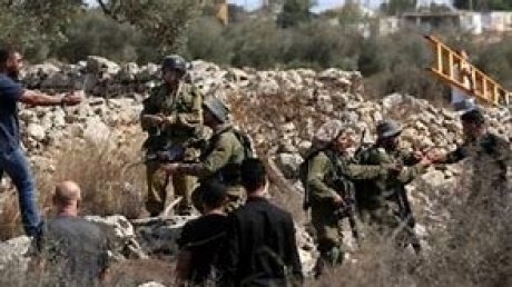 مستعمرون وقوات الاحتلال يمنعون المزارعين من العمل في أرضهم جنوب بيت لحم