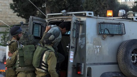 الاحتلال يعتقل 15 مواطنا فلسطينيا من الضفة الغربية ما يرفع حصيلة الاعتقالات منذ7 أكتوبر إلى 8815