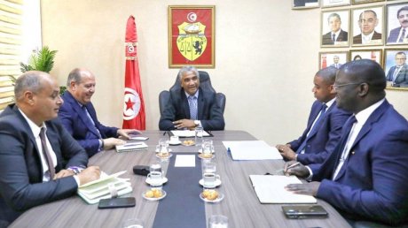 فحوى إجتماع وزير الشباب والرياضة بوفد الفيفا والكاف
