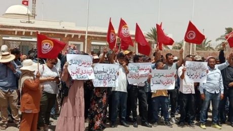 عمال واطارات شركة البيئة والغراسات والبستنة بتطاوين ينفذون وقفة إحتجاجية أمام مقر الولاية مطالبين بصرف اجورهم لشهري افريل وماي