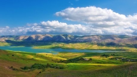 طقس اليوم الثلاثاء : أجواء حارة الى شديدة الحرارة في قطاع غزة و طقس مغيم جزئيا مع ظهور خلايا رعدية محلية مصحوبة بأمطار في تونس