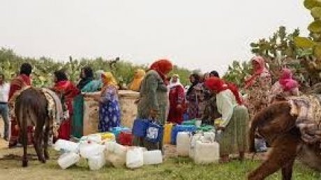 منطقة همَّاد من معتمدية السبيخة : الاهالي يتسلحون بالصبر والقوارير البلاستيكية بحثا عن ماء مفقود