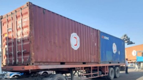 90 حاوية من الاغطية والملابس وسيارتي إسعاف و معدات طبية هدية لفلسطين