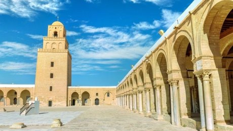 طقس اليوم الإثنين : استمرار الأجواء الحارة في قطاع غزة و سحب عابرة أحيانا كثيفة مع بعض الأمطار المتفرقة أثناء الليل في تونس