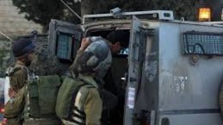 الاحتلال يعتقل 25 مواطنا فلسطينيا على الأقل من الضفة الغربية