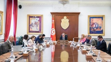 يمر بوضعية مالية حرجة : رئيس الحكومة وثلاث وزيرات يبحثون اليات تمويل ديوان التجارة
