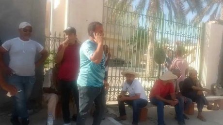 منع والي وإطارات و أعوان ولاية قبلي من دخول مقر عملهم