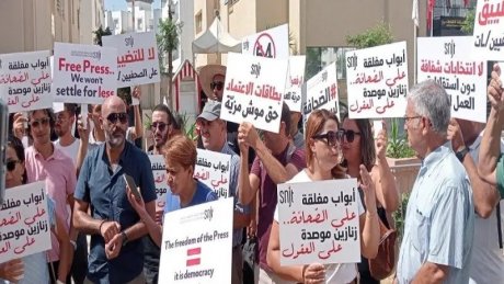 الصحفيون يحتجون أمام مقر الهيئة العليا المستقلة للانتخابات