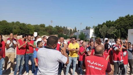 وقفة احتجاجية لأعوان المساحات التجارية أمام مقر الاتحاد التونسي للتجارة والصناعات التقليدية