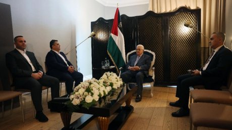 محمود عباس يتقدم في قطربتعازيه الى ابني الشهيد اسماعيل هنية في والدهما