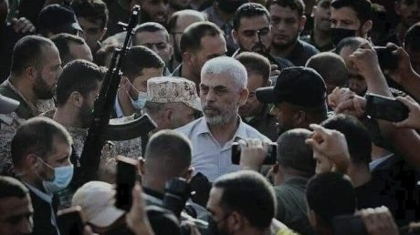 السنوار مات في قلب المعركة، اشتبك ولم يهرب، استقبل الرصاص في الجبهة والرأس، سلاحه في يده وكوفيته حول رقبته
