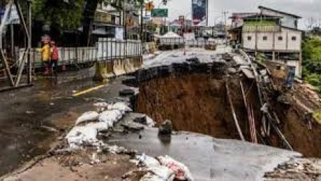 ارتفاع حصيلة الضحايا في إندونيسيا إلى 27 قتيلا بعد انهيار أرضي جديد