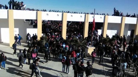 تلاميذ يرشقون المعهد و الأساتذة وسياراتهم بالحجارة