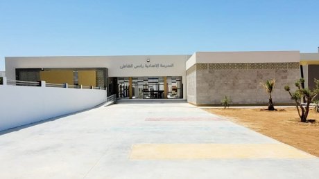 برنامج تعصير المؤسسات التربوية : تهيئة المدرسة الاعدادية برادس وتجهيز قاعات الأختصاص وبعث ملعب وفضاء ثقافي