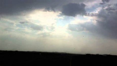 الجو: سحب عابرة بالشمال و الوسط مع أمطار ضعيفة بأقصى الشمال و طقس مغيم جزئيا بالجنوب