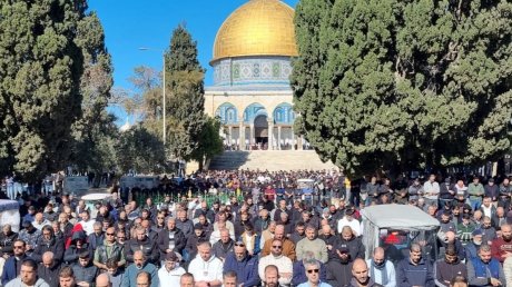 50 ألفا فلسطينيا يؤدون صلاة الجمعة في المسجد الأقصى