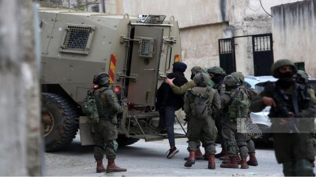 الاحتلال يعتقل 45 مواطنا فلسطينيا على الأقل من الضفة الغربية بينهم طفل وامرأتان