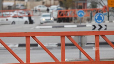 الاحتلال يضيق الخناق على محافظات الضفة الغربية ويعرقل تنقل المواطنين الفلسطينيين