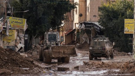 الاحتلال يواصل عدوانه شمال الضفة الغربية : استشهاد مواطنة فلسطينية وجنينها وإصابات واعتقالات ونزوح قسري