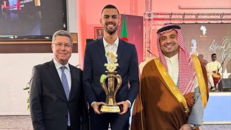 فراس القطوسي يتوج بدرع الامتياز في حفل تكريم نجوم إفريقيا بالجزائر