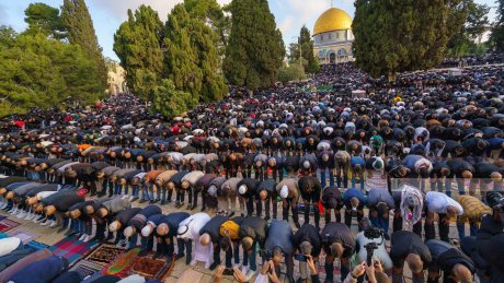 120 ألف مصل يؤدون صلاة العيد في المسجد الأقصى المبارك