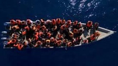 34 شخصا يواجهون الموت في البحر بين تونس وايطاليا