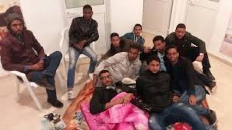 طلبة موريتانيون في تونس يحتجون امام سفارتهم