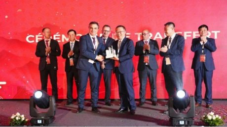 ستدعم التنمية الخضراء وتحمي المحيط : شركة سينوما تتسلم مصنع الأسمنت جبل الوسط وتلتزم بتحديث اساليب الانتاج والتسويق