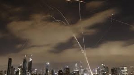 تصعيد خطير: إيران تقصف "إسرائيل" بالصواريخ، و"إسرائيل" ترد بضربات واسعة النطاق على منشآت إيرانية